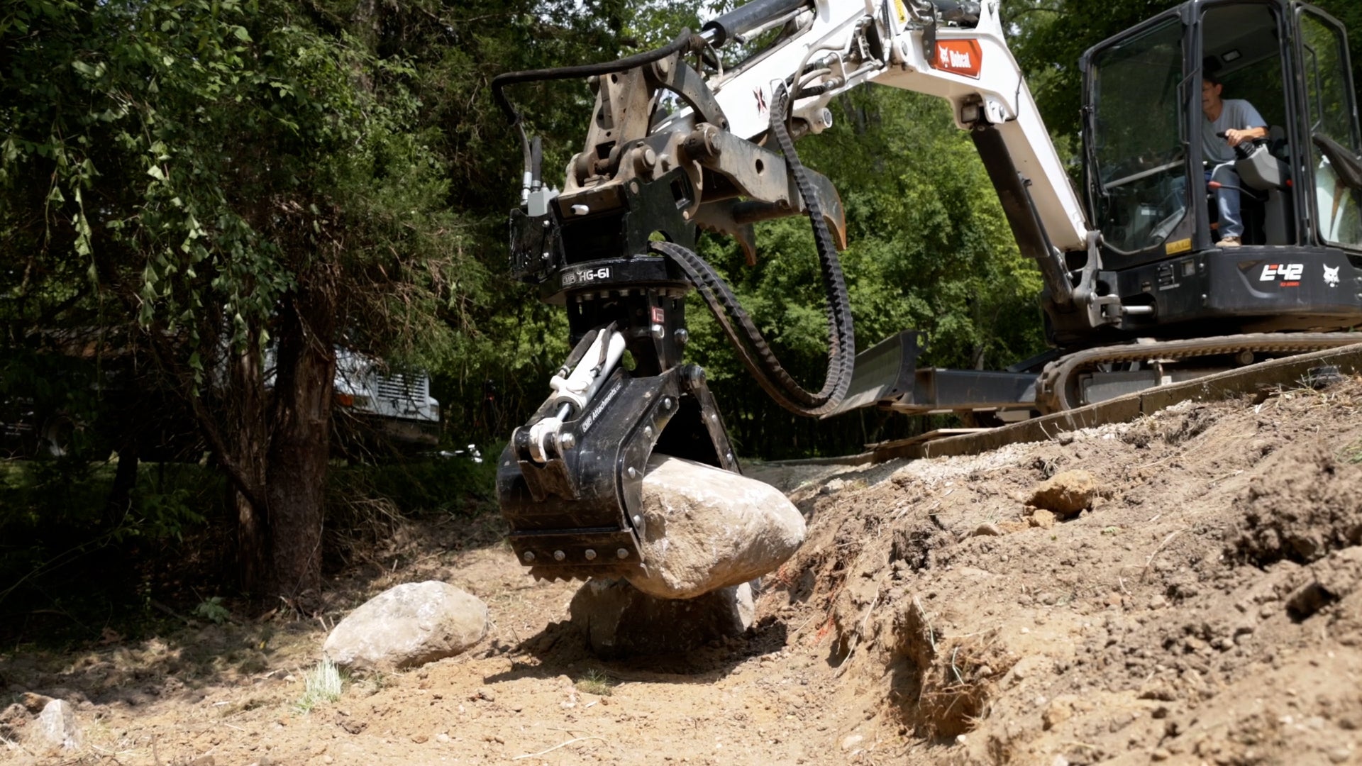 Compacted Boulder Soil Friends Excavation uses CMP Hydra Grapple for Boulder Walls